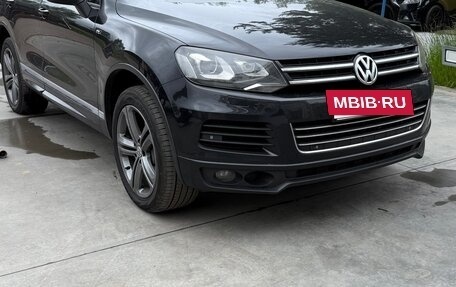 Volkswagen Touareg III, 2011 год, 1 950 000 рублей, 2 фотография