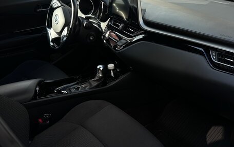 Toyota C-HR I рестайлинг, 2019 год, 2 200 000 рублей, 12 фотография