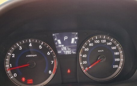 Hyundai Solaris II рестайлинг, 2011 год, 800 000 рублей, 6 фотография