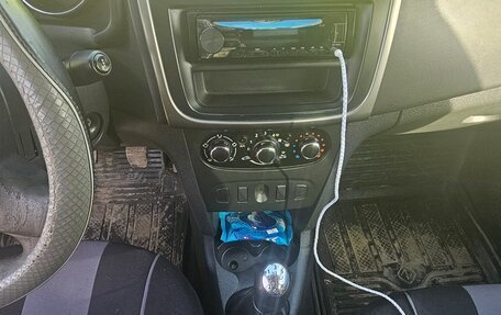 Renault Logan II, 2017 год, 410 000 рублей, 8 фотография