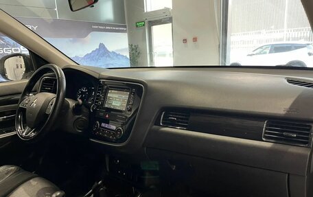 Mitsubishi Outlander III рестайлинг 3, 2017 год, 1 790 000 рублей, 10 фотография