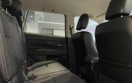 Mitsubishi Outlander III рестайлинг 3, 2017 год, 1 790 000 рублей, 12 фотография