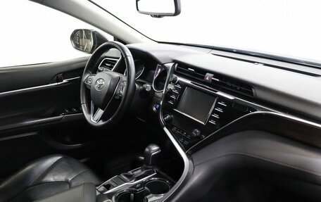 Toyota Camry, 2018 год, 2 600 000 рублей, 10 фотография