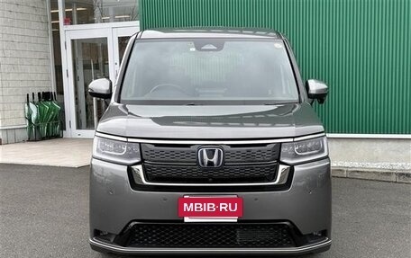 Honda Stepwgn, 2022 год, 2 250 000 рублей, 2 фотография