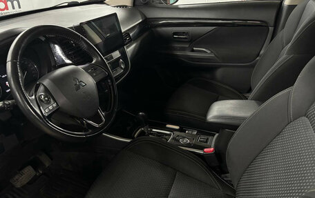 Mitsubishi Outlander III рестайлинг 3, 2019 год, 2 099 000 рублей, 10 фотография