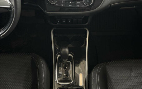 Mitsubishi Outlander III рестайлинг 3, 2019 год, 2 099 000 рублей, 16 фотография