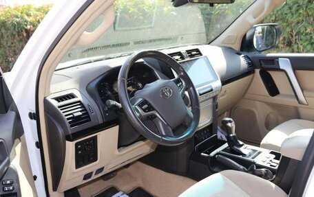 Toyota Land Cruiser Prado 150 рестайлинг 2, 2023 год, 7 850 000 рублей, 10 фотография