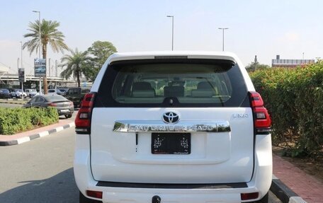 Toyota Land Cruiser Prado 150 рестайлинг 2, 2023 год, 7 850 000 рублей, 5 фотография