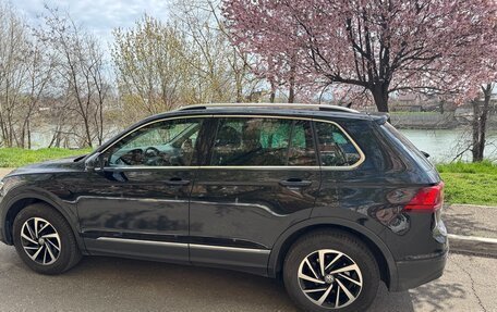 Volkswagen Tiguan II, 2018 год, 2 500 000 рублей, 3 фотография