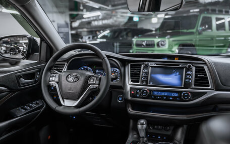 Toyota Highlander III, 2018 год, 3 300 000 рублей, 2 фотография