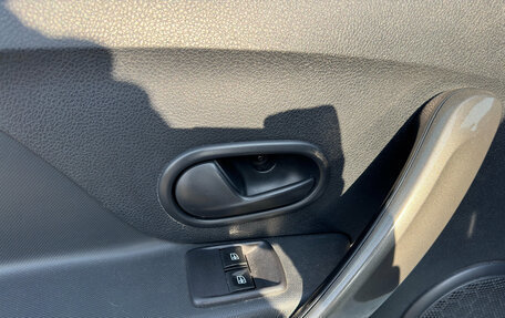 Renault Logan II, 2018 год, 749 000 рублей, 13 фотография