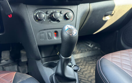 Renault Logan II, 2018 год, 749 000 рублей, 18 фотография