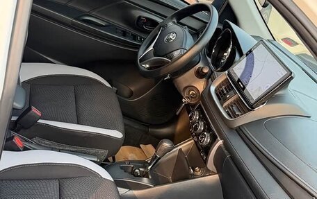 Toyota Yaris XP150 рестайлинг, 2022 год, 1 255 000 рублей, 15 фотография