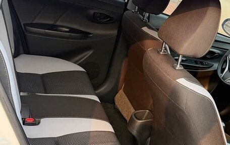 Toyota Yaris XP150 рестайлинг, 2022 год, 1 255 000 рублей, 16 фотография