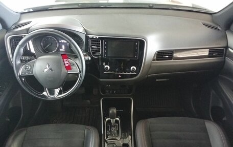 Mitsubishi Outlander III рестайлинг 3, 2021 год, 2 820 000 рублей, 11 фотография