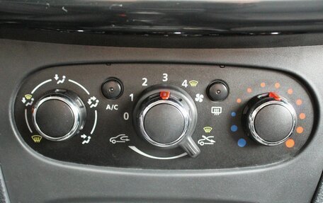 Renault Logan II, 2018 год, 1 045 000 рублей, 15 фотография