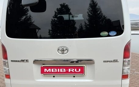 Toyota HiAce H200, 2012 год, 2 700 000 рублей, 10 фотография