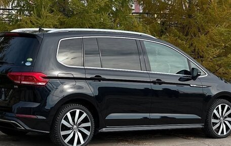 Volkswagen Touran III, 2017 год, 1 290 000 рублей, 2 фотография