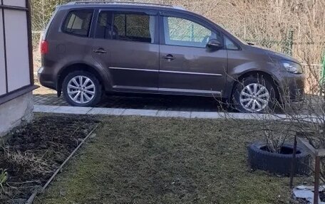 Volkswagen Touran III, 2012 год, 1 000 000 рублей, 2 фотография