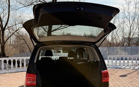 Volkswagen Touran III, 2011 год, 990 000 рублей, 6 фотография