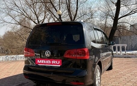 Volkswagen Touran III, 2011 год, 990 000 рублей, 2 фотография