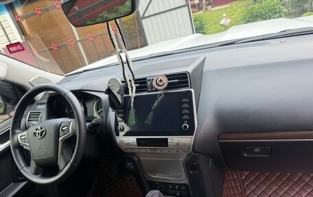 Toyota Land Cruiser Prado 150 рестайлинг 2, 2022 год, 7 000 000 рублей, 6 фотография