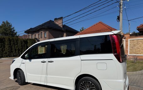Toyota Noah III, 2018 год, 2 300 000 рублей, 5 фотография