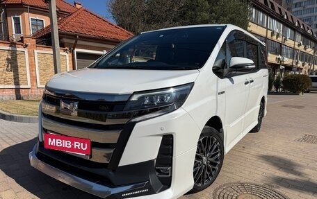 Toyota Noah III, 2018 год, 2 300 000 рублей, 2 фотография