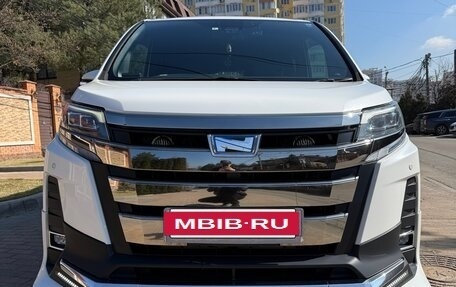 Toyota Noah III, 2018 год, 2 300 000 рублей, 3 фотография