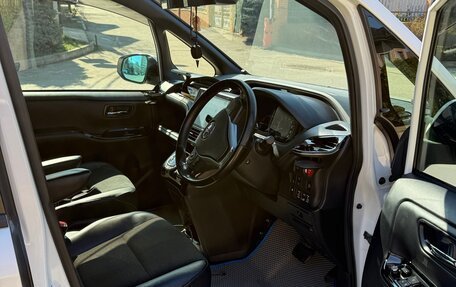 Toyota Noah III, 2018 год, 2 300 000 рублей, 11 фотография