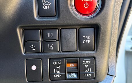 Toyota Noah III, 2018 год, 2 300 000 рублей, 12 фотография