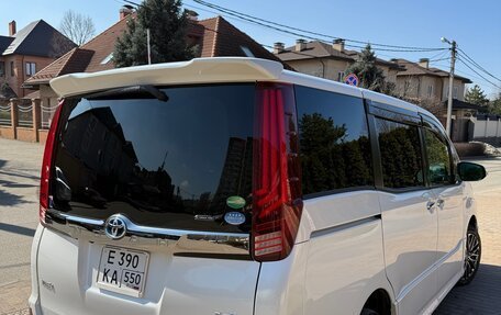 Toyota Noah III, 2018 год, 2 300 000 рублей, 7 фотография