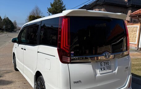 Toyota Noah III, 2018 год, 2 300 000 рублей, 6 фотография