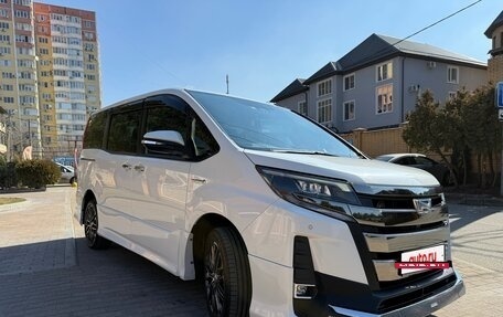 Toyota Noah III, 2018 год, 2 300 000 рублей, 8 фотография