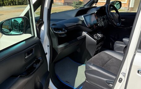 Toyota Noah III, 2018 год, 2 300 000 рублей, 24 фотография