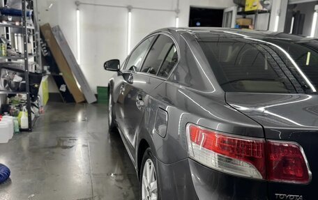 Toyota Avensis III рестайлинг, 2011 год, 950 000 рублей, 2 фотография