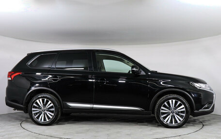 Mitsubishi Outlander III рестайлинг 3, 2021 год, 2 797 000 рублей, 4 фотография