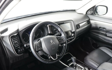 Mitsubishi Outlander III рестайлинг 3, 2021 год, 2 797 000 рублей, 9 фотография