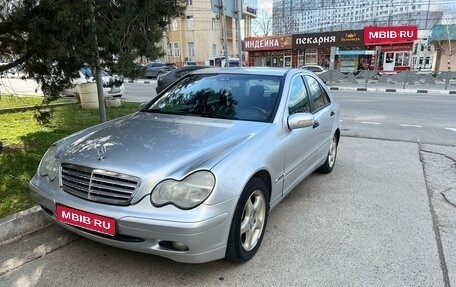 Mercedes-Benz C-Класс, 2003 год, 700 000 рублей, 1 фотография
