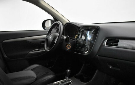 Mitsubishi Outlander III рестайлинг 3, 2016 год, 1 925 000 рублей, 10 фотография