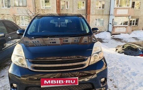 Toyota ISis I, 2012 год, 1 150 000 рублей, 2 фотография