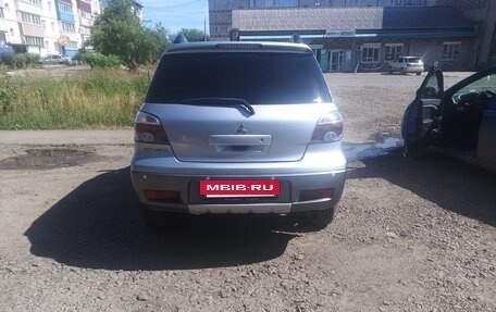 Mitsubishi Outlander III рестайлинг 3, 2004 год, 800 000 рублей, 7 фотография