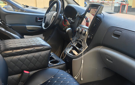 Hyundai H-1 II рестайлинг, 2013 год, 2 500 000 рублей, 18 фотография