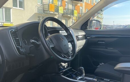 Mitsubishi Outlander III рестайлинг 3, 2019 год, 2 180 000 рублей, 10 фотография