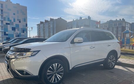 Mitsubishi Outlander III рестайлинг 3, 2019 год, 2 180 000 рублей, 4 фотография