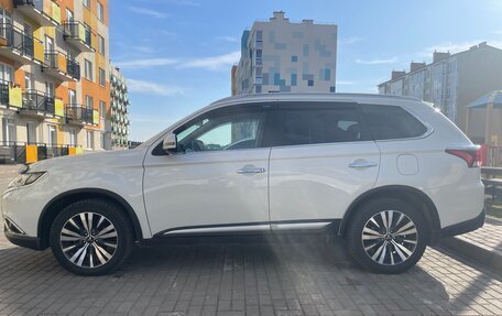 Mitsubishi Outlander III рестайлинг 3, 2019 год, 2 180 000 рублей, 5 фотография