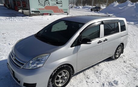 Toyota ISis I, 2011 год, 1 100 000 рублей, 2 фотография