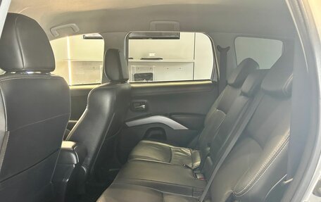 Mitsubishi Outlander III рестайлинг 3, 2010 год, 1 200 000 рублей, 17 фотография