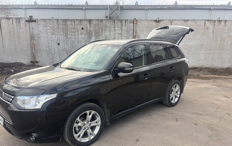 Mitsubishi Outlander III рестайлинг 3, 2013 год, 1 550 000 рублей, 3 фотография