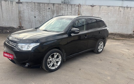 Mitsubishi Outlander III рестайлинг 3, 2013 год, 1 550 000 рублей, 8 фотография